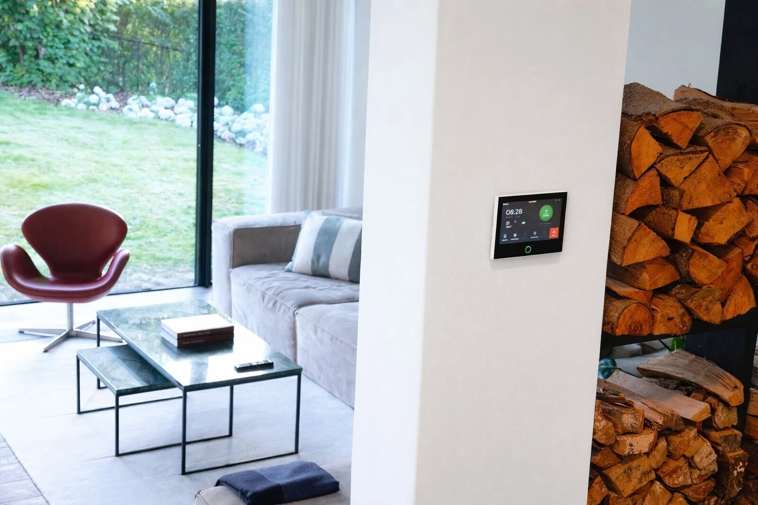 DanGear-HEIMDALL-PRO-touchskaerm-alarmpanel-monteret-paa-soejle 4G alarmsystem uden abonnement pakke