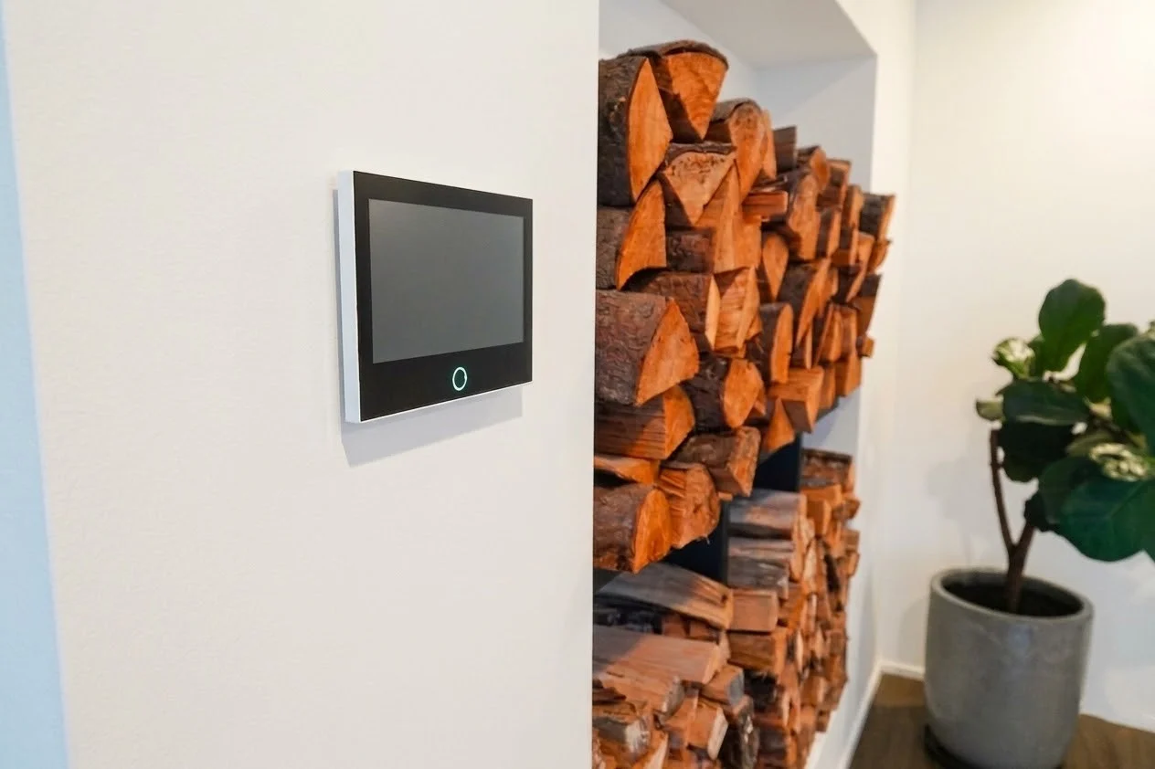 DanGear-HEIMDALL-PRO-touchskaerm-alarmpanel-slukket-monteret-paa-vaeg-i-stue 4G alarmsystem uden abonnement pakke