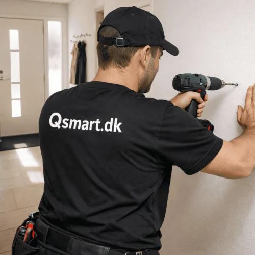Qsmart.dk montør i gang med professionel installation af alarmpanel