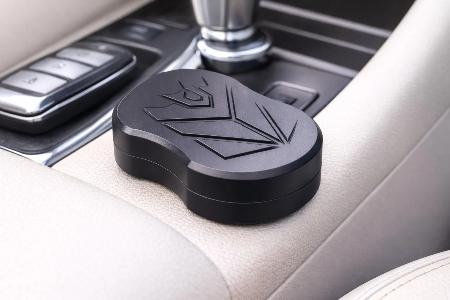 SinoTrack ST-925 på centerkonsol i bil