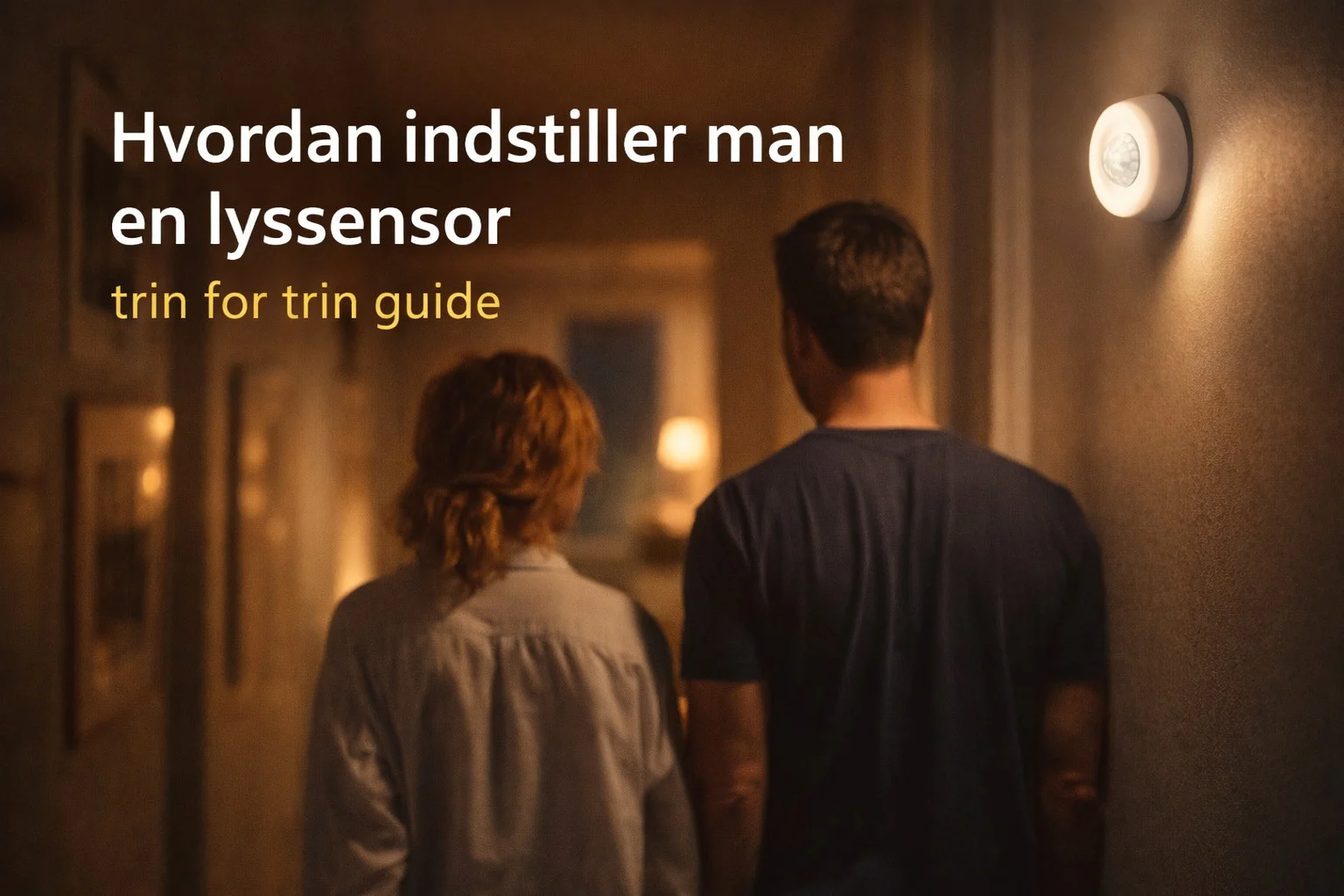 billedet viser et par i deres gang med en lyssensor og omhandler hvordan indstiller man en lyssensor