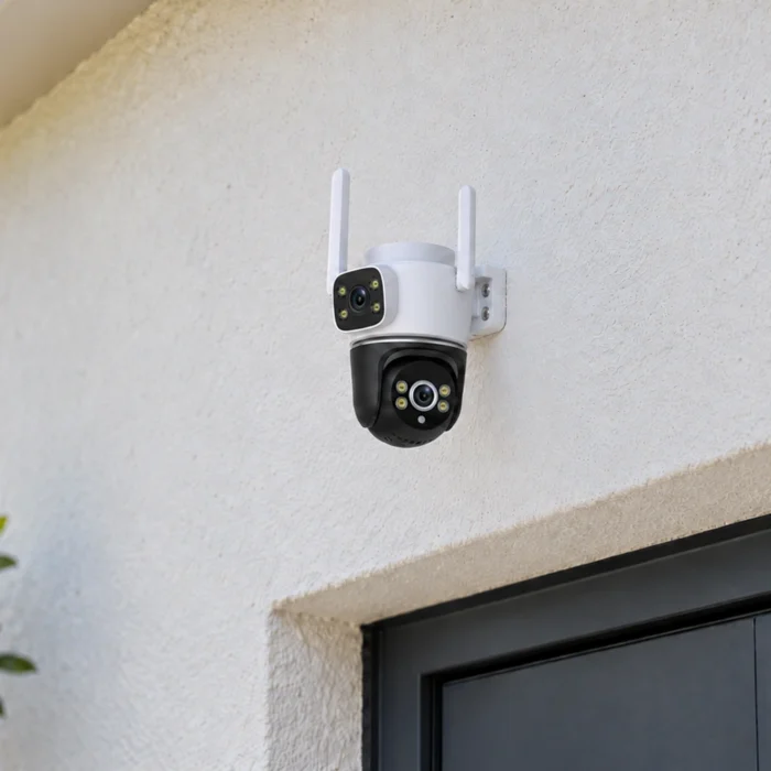 DanGear 8MP WiFi overvågningskamera med dobbelt 4MP linse monteret over en mørk dør på en lys pudset facade.