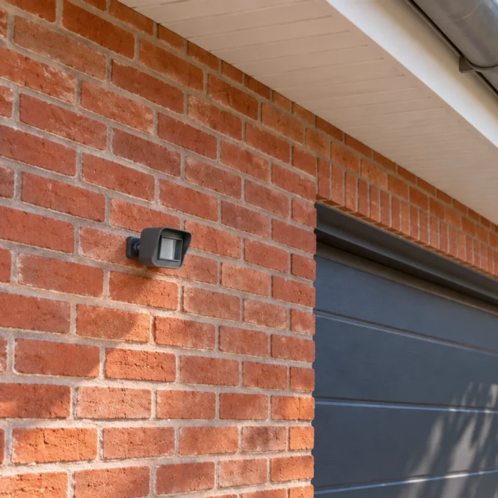 Udendørs WiFi bevægelsessensor med lang rækkevidde – indkørsel og garage, højt monteret under tagudhæng (illustration)
