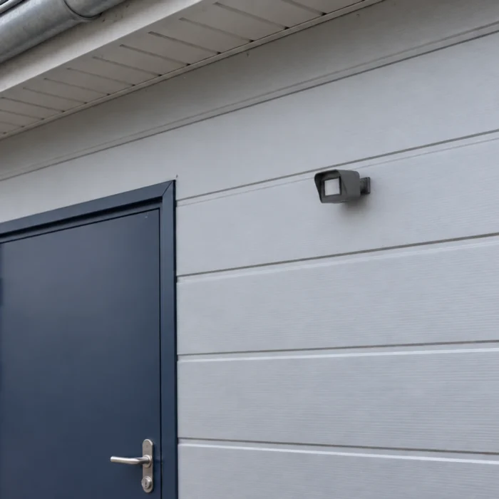 Udendørs WiFi bevægelsessensor med lang rækkevidde – erhvervsindgang, højt monteret under tagudhæng (illustration)